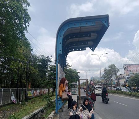 Halte Bus TMP Pekanbaru tak memadai (foto/Sri Wahyuni)
